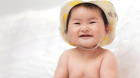 人像婴儿开心玩耍微笑4K实拍