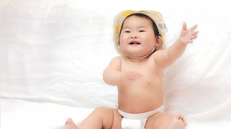 人像婴儿光着身子开心玩耍4K实拍