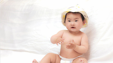 人像婴儿光着身子开心玩耍4K实拍