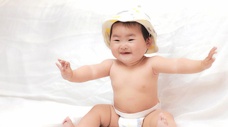 人像婴儿光着身子开心玩耍4K实拍