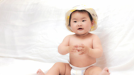 人像婴儿光着身子开心玩耍4K实拍