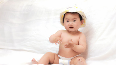 人像婴儿光着身子开心玩耍4K实拍