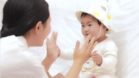 人像妈妈陪着孩子玩耍4K实拍