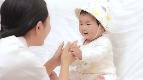 人像妈妈陪着孩子玩耍4K实拍