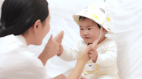 人像妈妈陪着孩子玩耍4K实拍