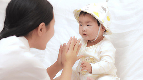 人像妈妈陪着孩子玩耍4K实拍