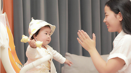 人像妈妈陪着孩子耍玩具实拍