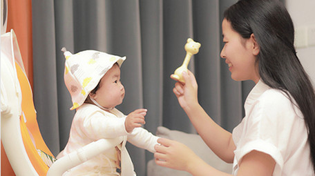 人像妈妈陪着孩子耍玩具实拍