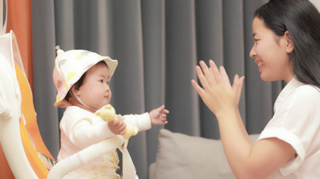 人像妈妈陪着孩子耍玩具实拍