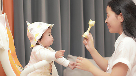 人像妈妈陪着孩子耍玩具实拍