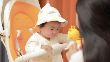 人像妈妈逗孩子耍玩具4K实拍