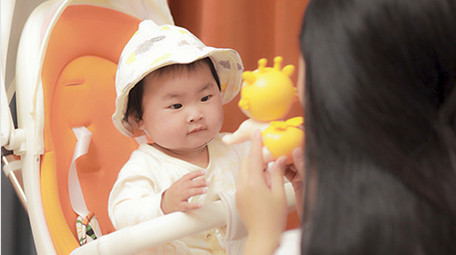 人像妈妈逗孩子耍玩具4K实拍