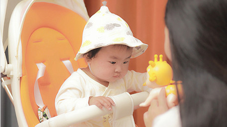 人像妈妈逗孩子耍玩具4K实拍