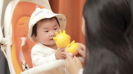 人像妈妈逗孩子耍玩具4K实拍