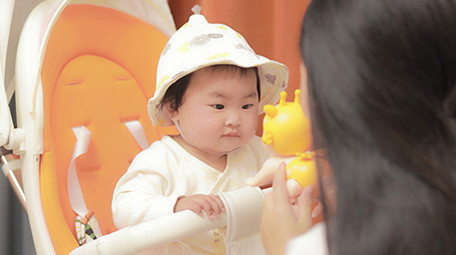 人像妈妈逗孩子耍玩具4K实拍