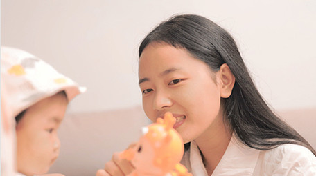 人像妈妈陪孩子耍玩具4K实拍