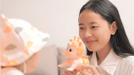 人像妈妈陪孩子耍玩具4K实拍