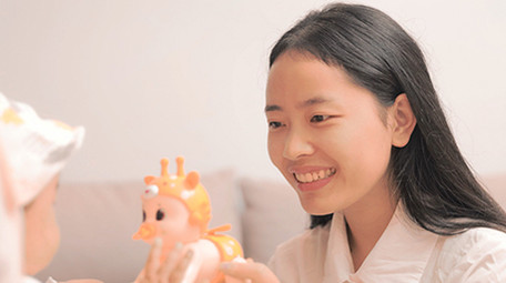 人像妈妈陪孩子耍玩具4K实拍