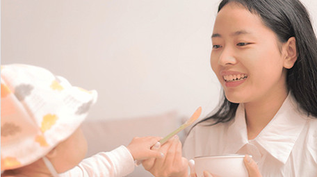 人像母婴妈妈给孩子喂辅食4K