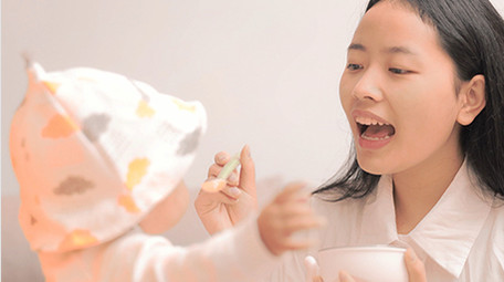 人像母婴妈妈给孩子喂辅食4K