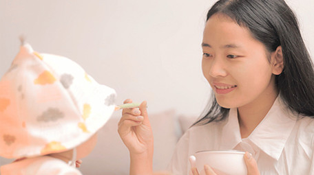 人像母婴妈妈给孩子喂辅食4K