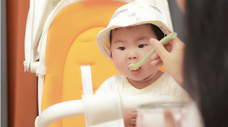 人像母婴婴儿吃辅食4K实拍