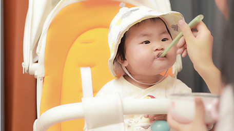 人像母婴婴儿吃辅食4K实拍