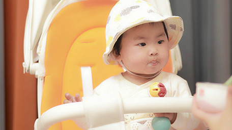 人像母婴婴儿吃辅食4K实拍