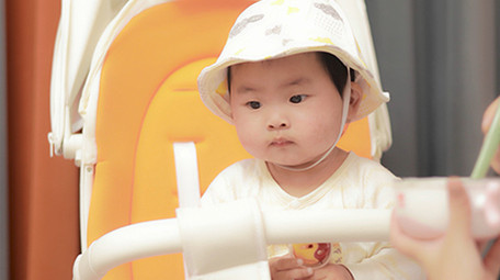 人像母婴婴儿吃辅食4K实拍