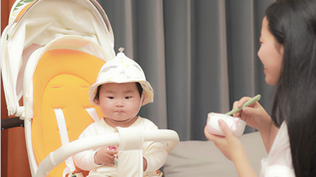 人像母婴妈妈喂婴儿吃辅食4K实拍