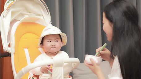 人像母婴妈妈喂婴儿吃辅食4K实拍