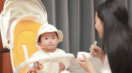 人像母婴妈妈喂婴儿吃辅食4K实拍