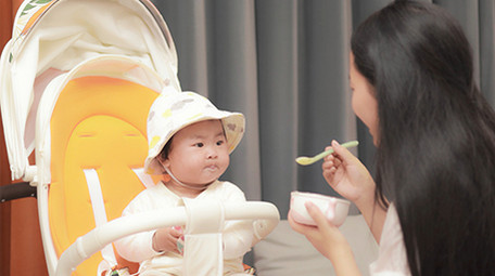 人像母婴妈妈喂婴儿吃辅食4K实拍