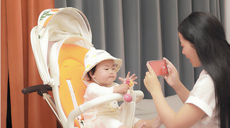 人像母婴妈妈在家给孩子拍照4K实拍