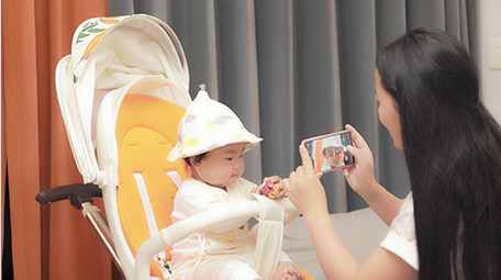 人像母婴妈妈在家给孩子拍照4K实拍