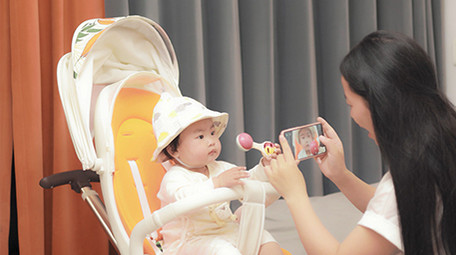 人像母婴妈妈在家给孩子拍照4K实拍