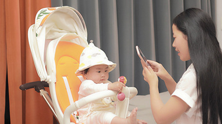 人像母婴妈妈在家给孩子拍照4K实拍