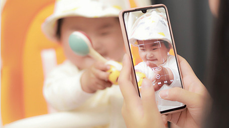 人像母婴妈妈给孩子拍照4K实拍