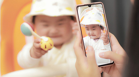 人像母婴妈妈给孩子拍照4K实拍