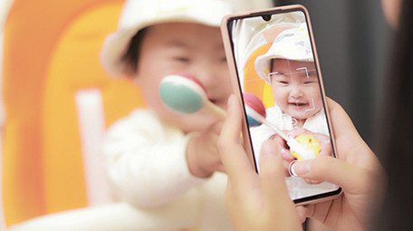 人像母婴妈妈给孩子拍照4K实拍