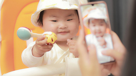 人像母婴妈妈给孩子拍照4K实拍