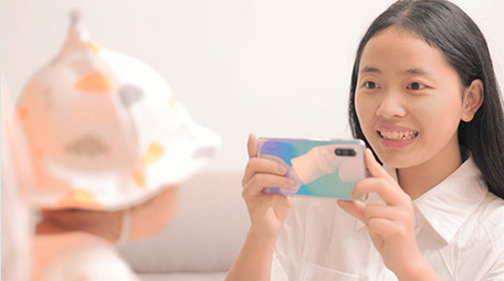 人像母婴妈妈给婴儿拍照4K实拍