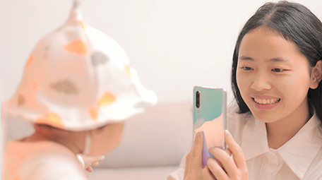 人像母婴妈妈给婴儿拍照4K实拍