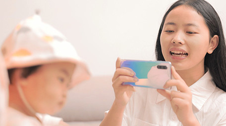 人像母婴妈妈给婴儿拍照4K实拍