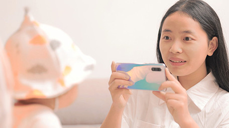 人像母婴妈妈给婴儿拍照4K实拍