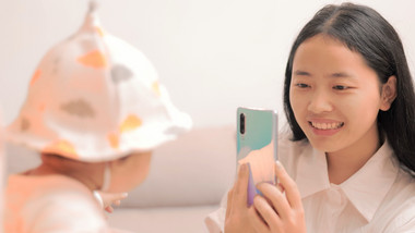 人像母婴妈妈给婴儿拍照4K实拍