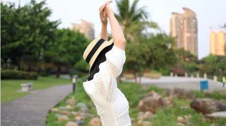 草地上游玩的少女背影实拍4k