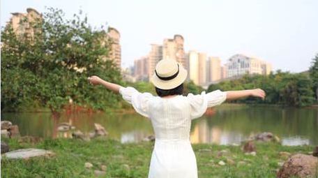 草地上游玩的少女背影实拍4k