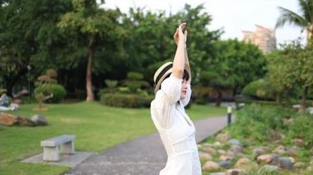 草地上游玩的少女背影实拍4k