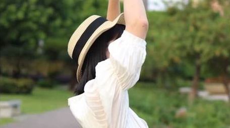 草地上游玩的少女背影实拍4k